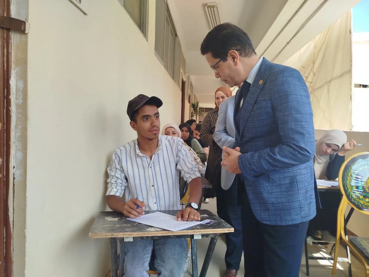 رئيس جامعة بنها يتفقد امتحانات التربية النوعية ويشدد على الانضباط وسرعة إعلان النتائج رئيس جامعة بنها يتفقد امتحانات التربية النوعية ويشدد على الانضباط وسرعة إعلان النتائج