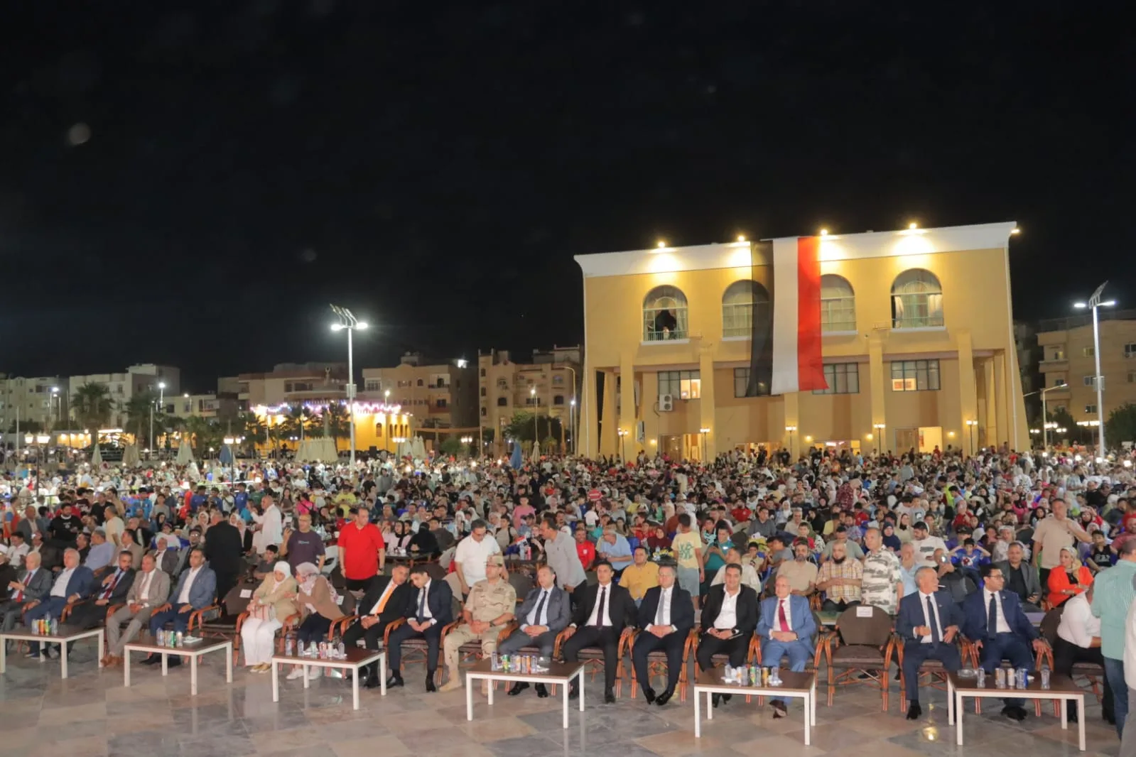 وسط أجواء حماسية وحضور جماهيري حاشد.. محافظ القليوبية يشارك المواطنين مشاهدة مباراة مصر وبلجيكا وسط أجواء حماسية وحضور جماهيري حاشد.. محافظ القليوبية يشارك المواطنين مشاهدة مباراة مصر وبلجيكا