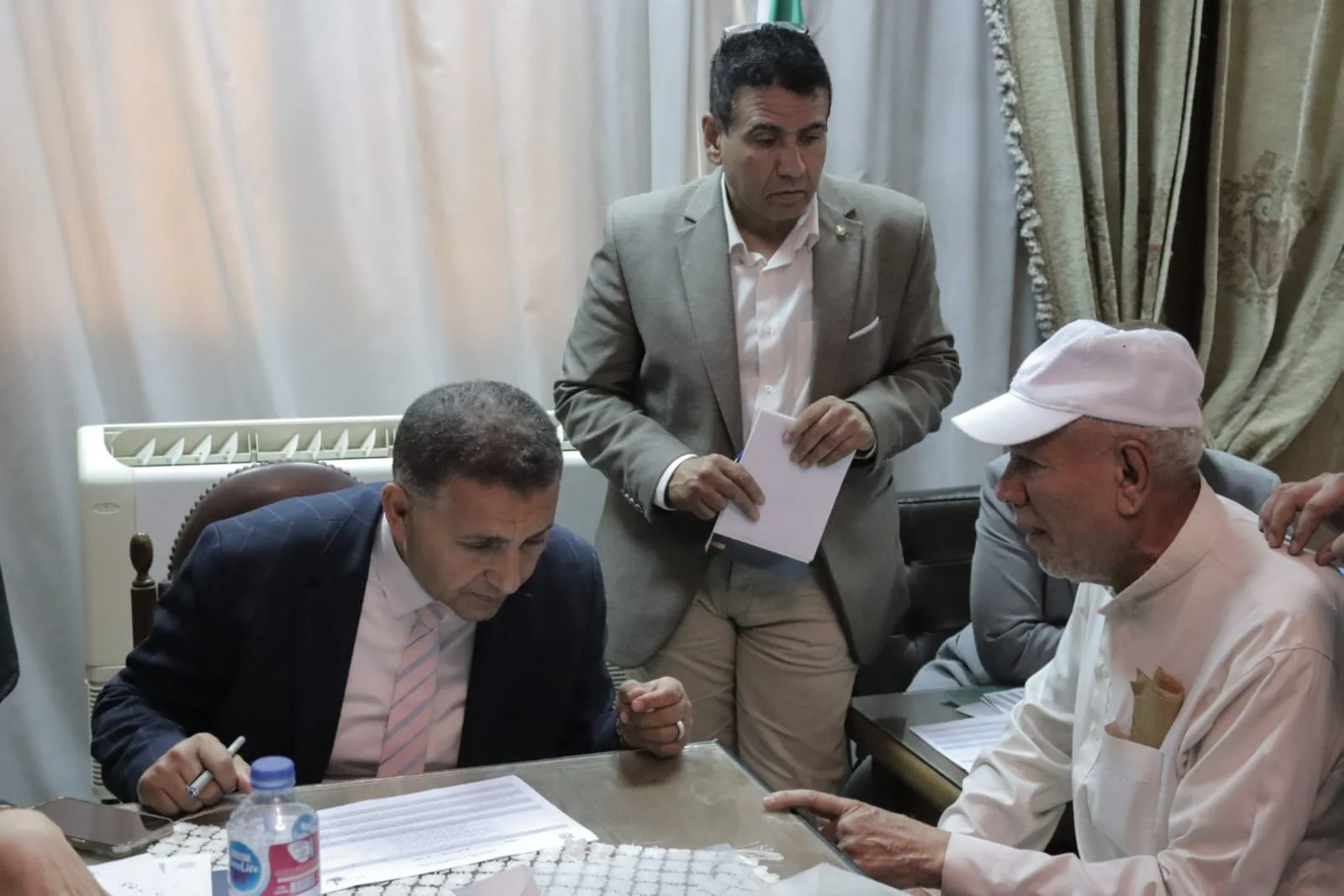 محافظ القليوبية يناقش ملفات التعليم والتصالح والتعويضات في لقاء جماهيري بالخانكة محافظ القليوبية يناقش ملفات التعليم والتصالح والتعويضات في لقاء جماهيري بالخانكة