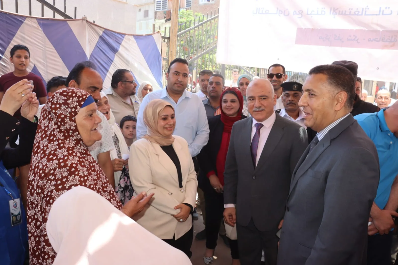 محافظ القليوبية يتابع قافلة طبية مجانية بكفر شكر ويؤكد دعم الخدمات العلاجية بالقرى محافظ القليوبية يتابع قافلة طبية مجانية بكفر شكر ويؤكد دعم الخدمات العلاجية بالقرى