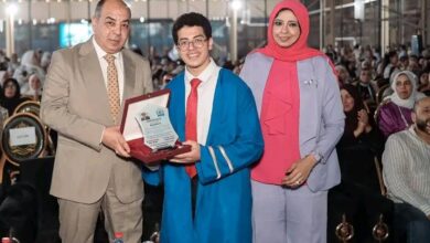 مصطفى عبد الحميد فرج يهنئ الطالب عمار أحمد عزت عبد الله عبد الحميد مهدي لتفوقه الدراسي