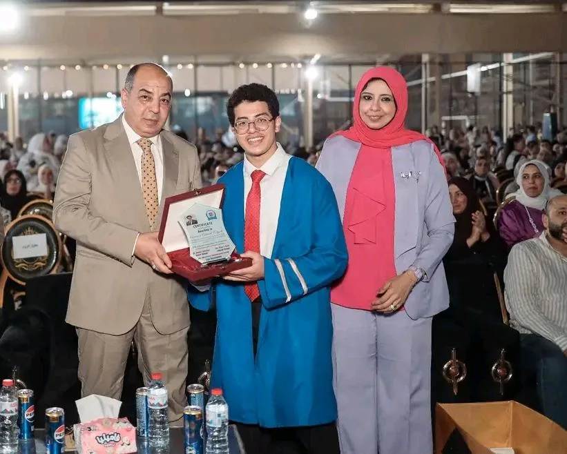 مصطفى عبد الحميد فرج يهنئ الطالب عمار أحمد عزت عبد الله عبد الحميد مهدي لتفوقه الدراسي