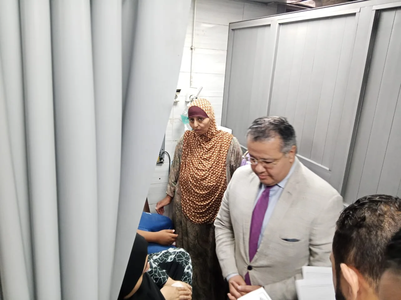 الدخاخني يتابع مصابي تسرب الكلور ببنها ويؤكد استمرار الرعاية الطبية حتى التعافي