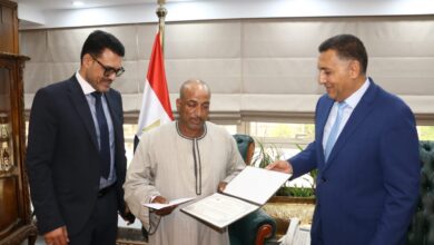 محافظ القليوبية يكرّم عامل تشغيل لشجاعته في احتواء تسريب غاز الكلور ببنها