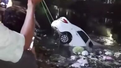 سقوط سيارة في مصرف صحي بالقليوبية دون إصابات.. والأهالي يحذرون من تكرار الحوادث