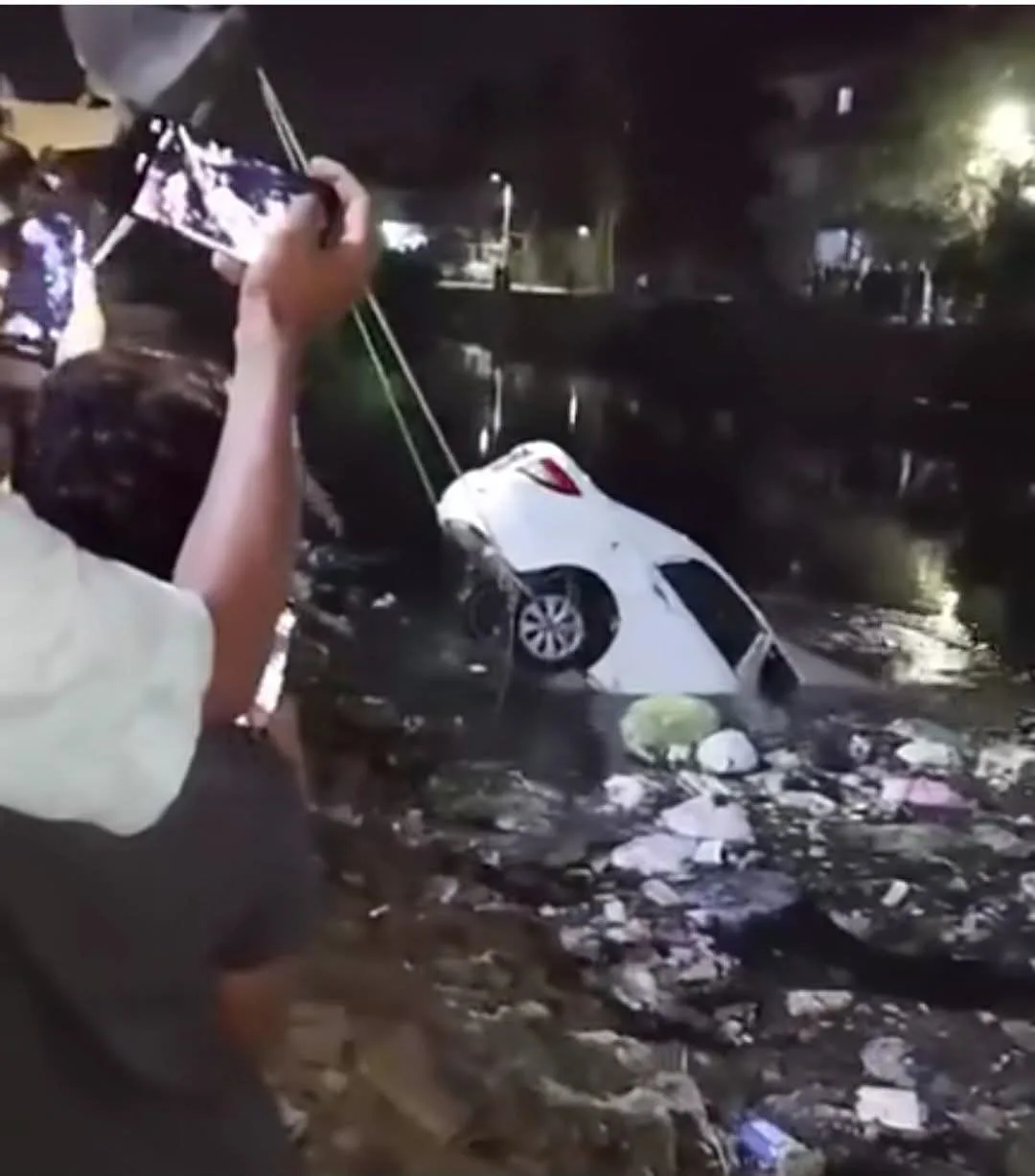 سقوط سيارة في مصرف صحي بالقليوبية دون إصابات.. والأهالي يحذرون من تكرار الحوادث