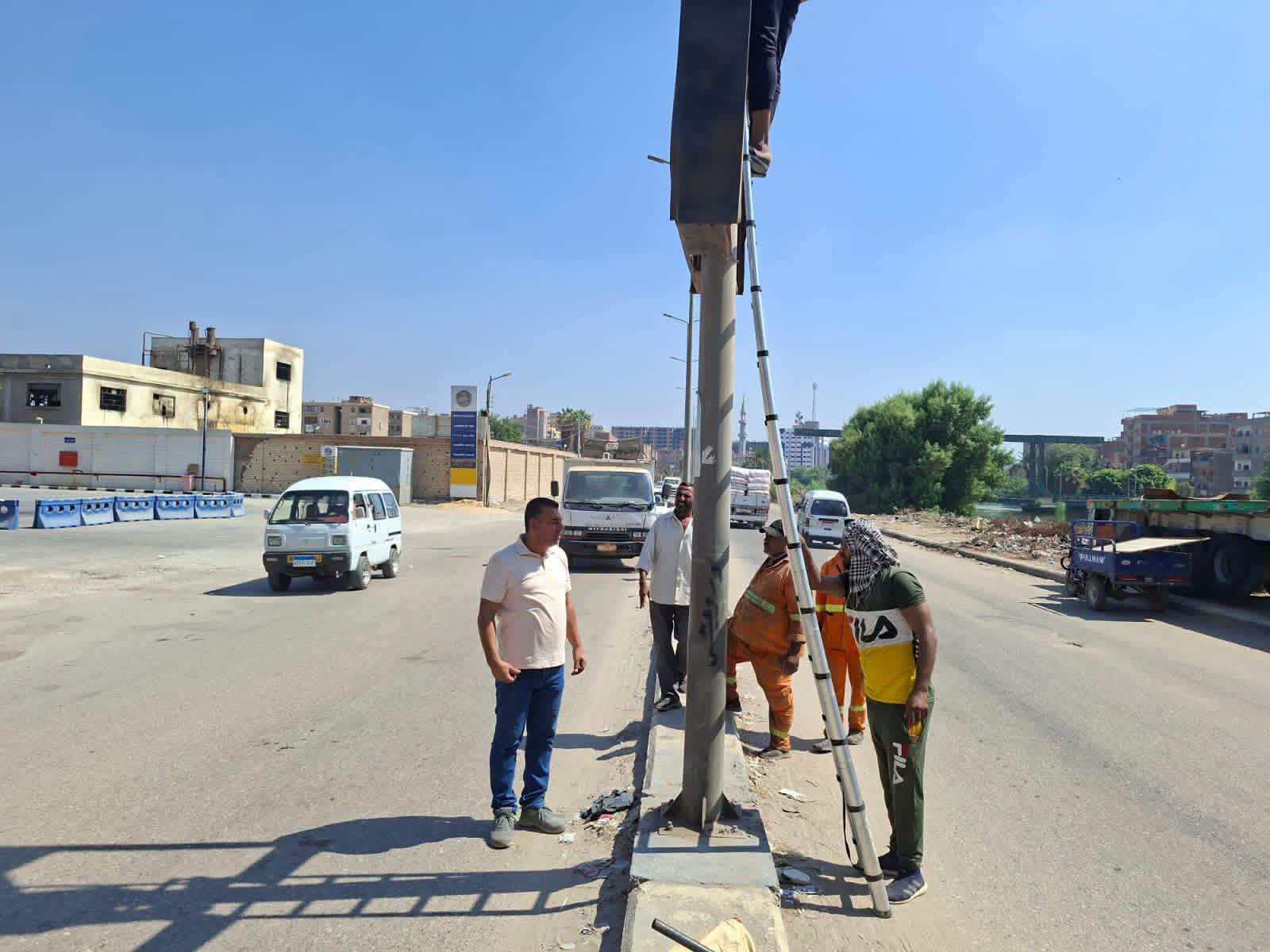 حملة لإزالة الإعلانات المخالفة بطريق الرياح التوفيق ببنها حملة لإزالة الإعلانات المخالفة بطريق الرياح التوفيق ببنها