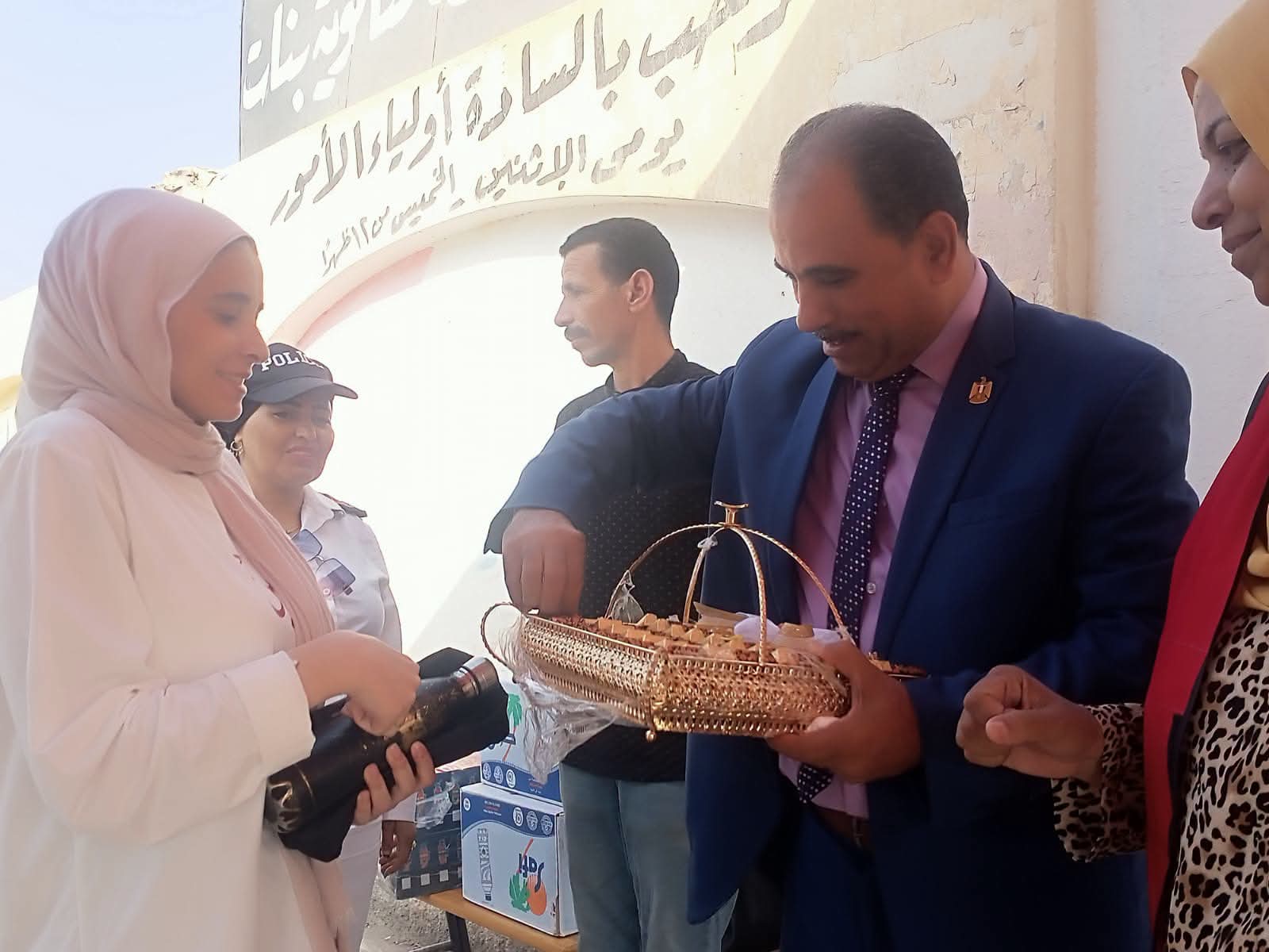 في لفتة إنسانية.. "العبور التعليمية" تختتم امتحانات الثانوية العامة بتوزيع شيكولاتة النجاح على الطلاب وأولياء الأمور