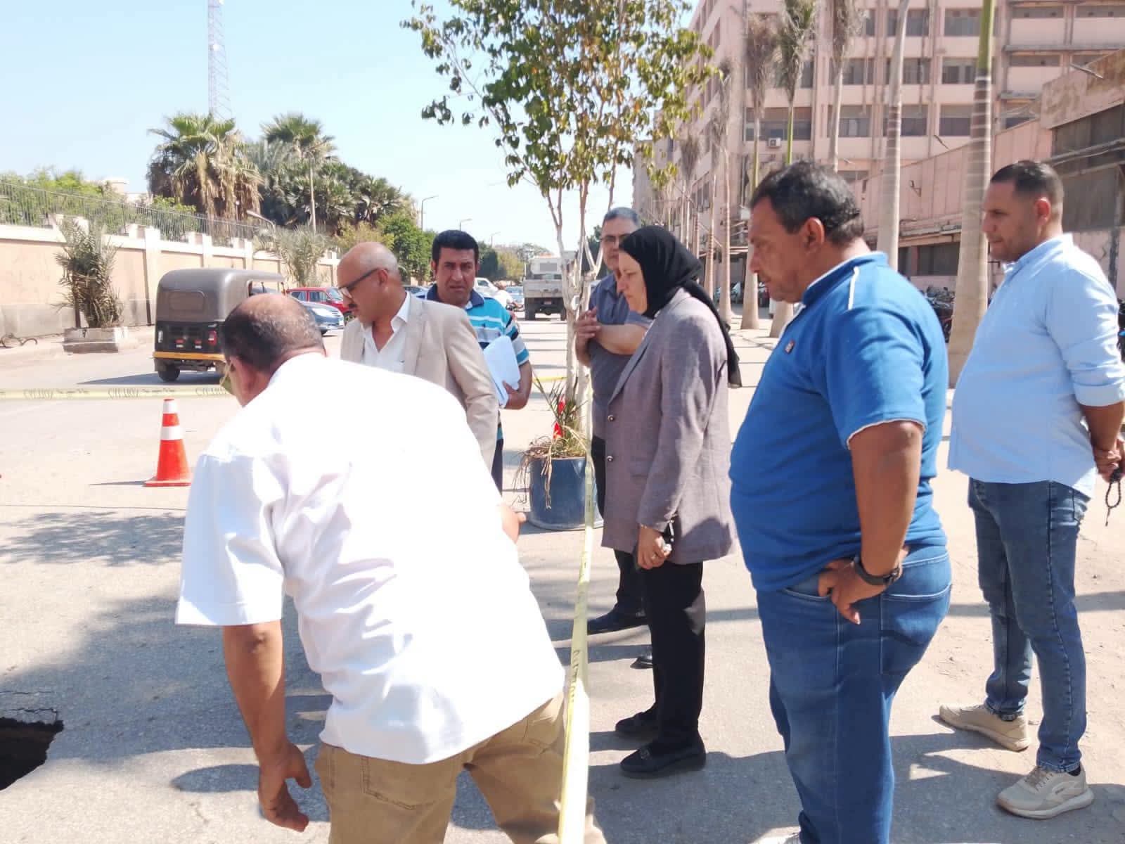 عطل بخط الصرف يتسبب في هبوط أرضي بشارع كريستال عصفور.. وتحرك عاجل في شبرا الخيمة عطل بخط الصرف يتسبب في هبوط أرضي بشارع كريستال عصفور.. وتحرك عاجل في شبرا الخيمة