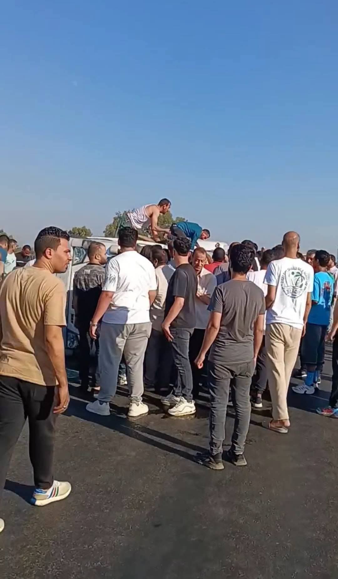 إصابة 11 شخصًا في انقلاب ميني باص على طريق شبرا – بنها الحر