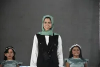 إبداع أبهر الحضور.. كوادر مدارس الشبان الخاصة ببنها ترسم لوحة فنية مبهرة في حفل تخرج الشهادات