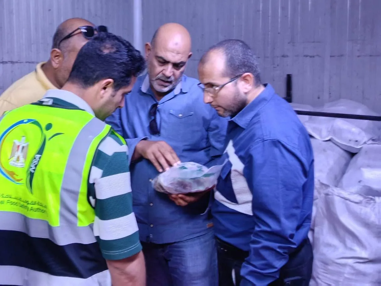 ضربة جديدة للرقابة.. ضبط 4 أطنان لحوم متغيرة الخواص داخل مصنع بالعبور ضربة جديدة للرقابة.. ضبط 4 أطنان لحوم متغيرة الخواص داخل مصنع بالعبور