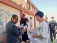 بتوجيهات مدير تعليم القليوبية.. استقبال حافل لطلاب الثانوية العامة وتوزيع مياه وعصائر أمام اللجان قبل امتحان اللغة الأجنبية الأولى