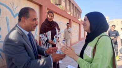 بتوجيهات مدير تعليم القليوبية.. استقبال حافل لطلاب الثانوية العامة وتوزيع مياه وعصائر أمام اللجان قبل امتحان اللغة الأجنبية الأولى
