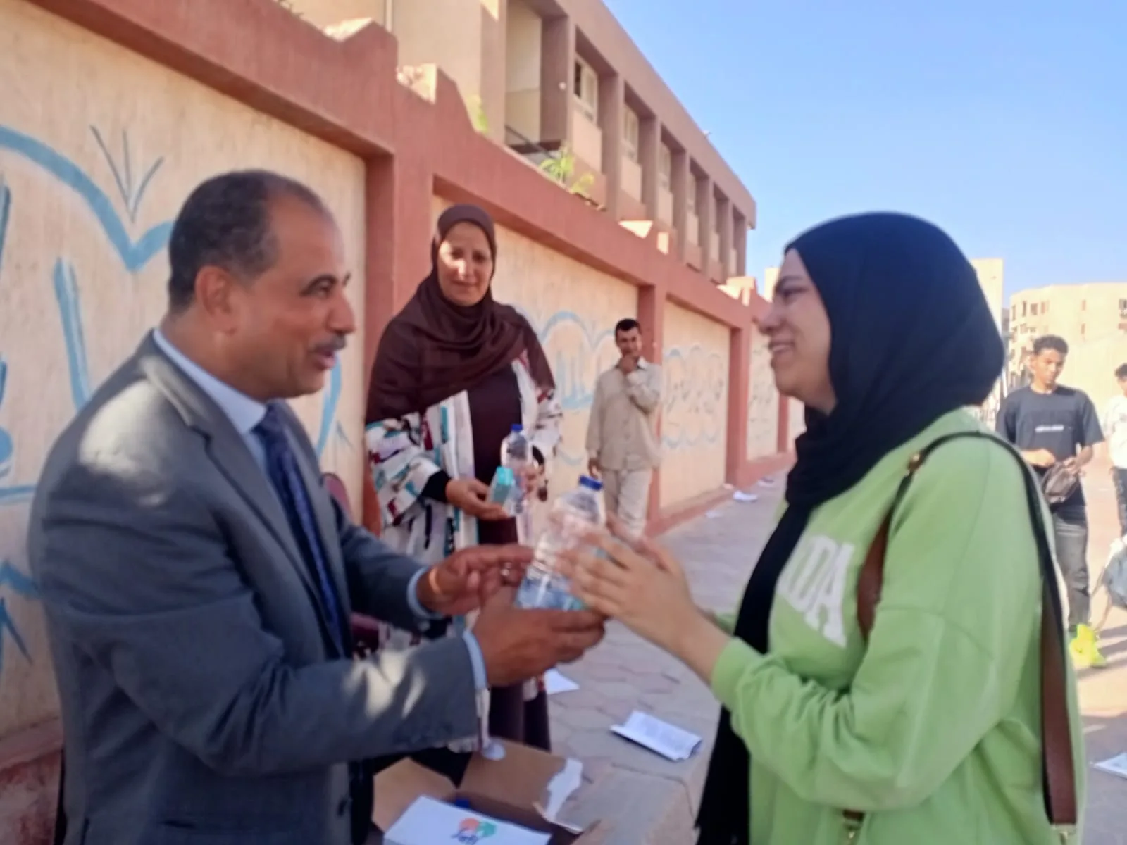 بتوجيهات مدير تعليم القليوبية.. استقبال حافل لطلاب الثانوية العامة وتوزيع مياه وعصائر أمام اللجان قبل امتحان اللغة الأجنبية الأولى بتوجيهات مدير تعليم القليوبية.. استقبال حافل لطلاب الثانوية العامة وتوزيع مياه وعصائر أمام اللجان قبل امتحان اللغة الأجنبية الأولى