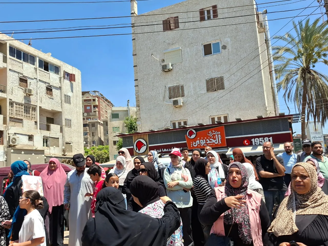 فرحة أمام اللجان.. طلاب القليوبية يشيدون بسهولة امتحاني الفيزياء والتاريخ فرحة أمام اللجان.. طلاب القليوبية يشيدون بسهولة امتحاني الفيزياء والتاريخ