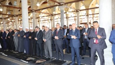 محافظ القليوبية يؤدي صلاة الجمعة بمسجد عمرو بن العاص احتفالًا بالعيد القومي لمحافظة القاهرة