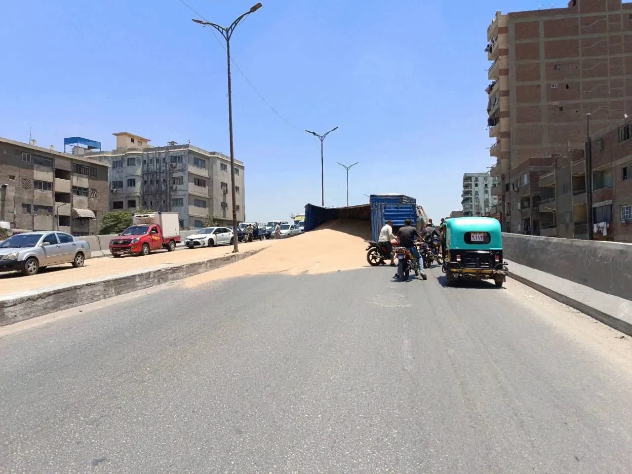 تناثر حمولة قمح بعد انقلاب سيارة نقل أعلى كوبري الشارع الجديد بالقليوبية تناثر حمولة قمح بعد انقلاب سيارة نقل أعلى كوبري الشارع الجديد بالقليوبية