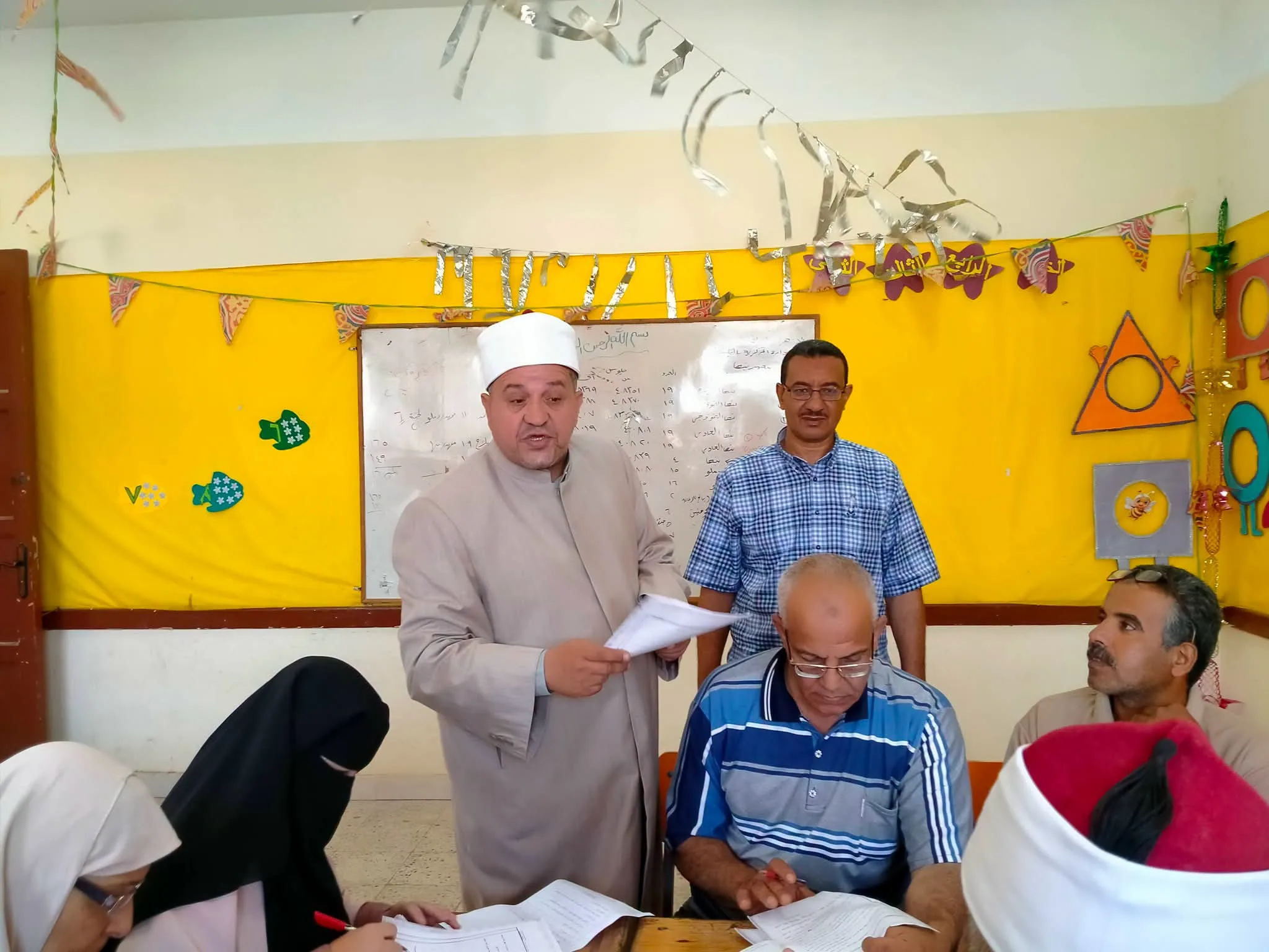 رئيس منطقة القليوبية الأزهرية يتابع تصحيح الثانوية ويؤكد: لا مجال للخطأ في تقدير الدرجات رئيس منطقة القليوبية الأزهرية يتابع تصحيح الثانوية ويؤكد: لا مجال للخطأ في تقدير الدرجات
