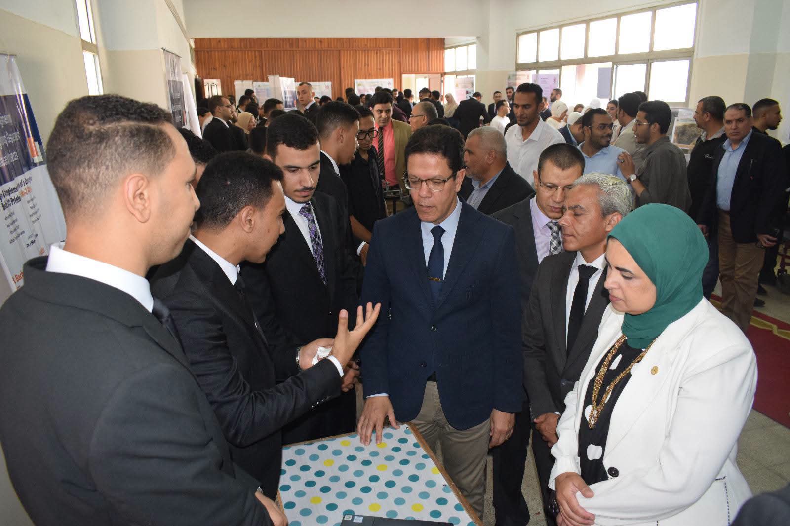 مشروعات في الذكاء الصناعي والطاقة المستدامة.. رئيس جامعة بنها يتفقد مشروعات تخرج الهندسة مشروعات في الذكاء الصناعي والطاقة المستدامة.. رئيس جامعة بنها يتفقد مشروعات تخرج الهندسة