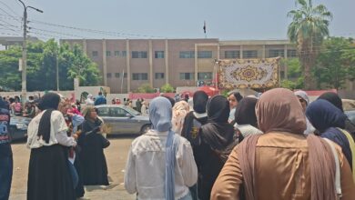 بالألعاب النارية والزغاريد والورود.. طلاب الثانوية العامة يحتفلون بانتهاء ماراثون الامتحانات أمام لجنة بنها الثانوية بنات