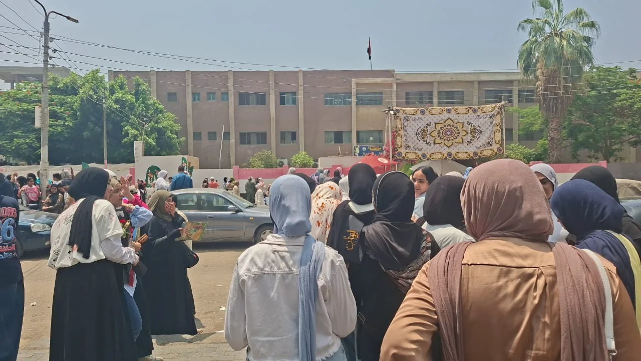 بالألعاب النارية والزغاريد والورود.. طلاب الثانوية العامة يحتفلون بانتهاء ماراثون الامتحانات أمام لجنة بنها الثانوية بنات بالألعاب النارية والزغاريد والورود.. طلاب الثانوية العامة يحتفلون بانتهاء ماراثون الامتحانات أمام لجنة بنها الثانوية بنات