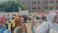 بالألعاب النارية والزغاريد والورود.. طلاب الثانوية العامة يحتفلون بانتهاء ماراثون الامتحانات أمام لجنة بنها الثانوية بنات