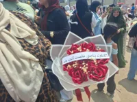 بالألعاب النارية والزغاريد والورود.. طلاب الثانوية العامة يحتفلون بانتهاء ماراثون الامتحانات أمام لجنة بنها الثانوية بنات