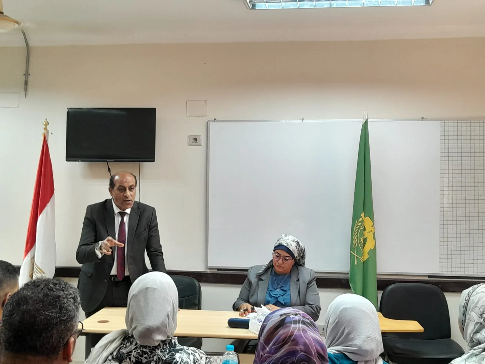 وكيل تموين القليوبية يعقد اجتماعًا موسعًا ويشدد على تحسين الخدمات للمواطنين وتشديد الرقابة على الأسواق وكيل تموين القليوبية يعقد اجتماعًا موسعًا ويشدد على تحسين الخدمات للمواطنين وتشديد الرقابة على الأسواق