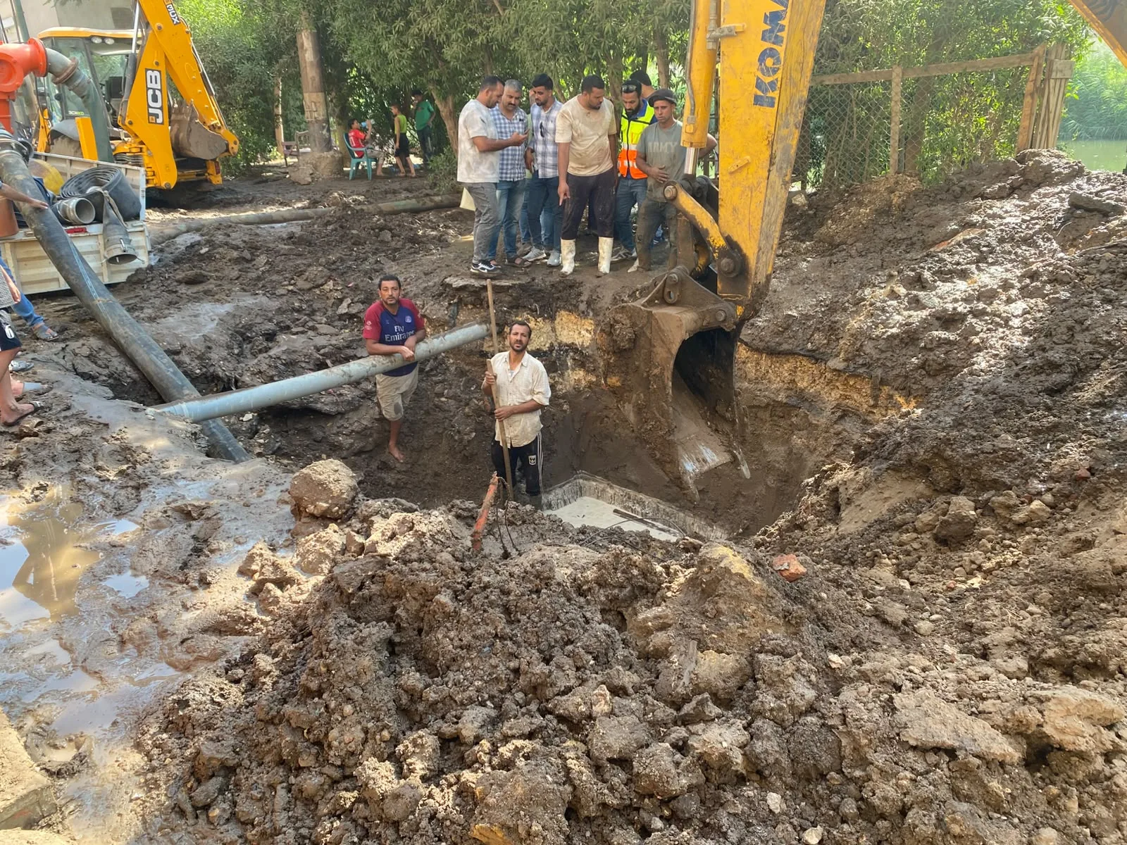كسر مفاجئ بخط مياه رئيسي في ميت حلفا.. ورئيس مياه القليوبية يوجه بسرعة إصلاحه وإعادة الخدمة كسر مفاجئ بخط مياه رئيسي في ميت حلفا.. ورئيس مياه القليوبية يوجه بسرعة إصلاحه وإعادة الخدمة