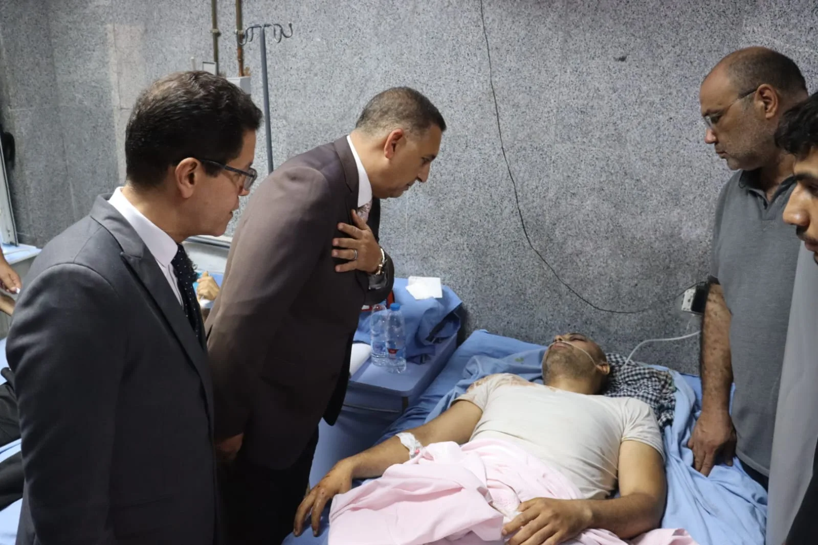 بعد حادث الطريق الحر.. محافظ القليوبية يتابع حالة المصابين ويطمئن على تلقيهم العلاج بعد حادث الطريق الحر.. محافظ القليوبية يتابع حالة المصابين ويطمئن على تلقيهم العلاج
