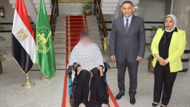 استجابة لطلباتهما.. محافظ القليوبية يسلّم كرسيين كهربائيين لاثنين من ذوي الهمم ويوفر فرصة عمل لإحداهما