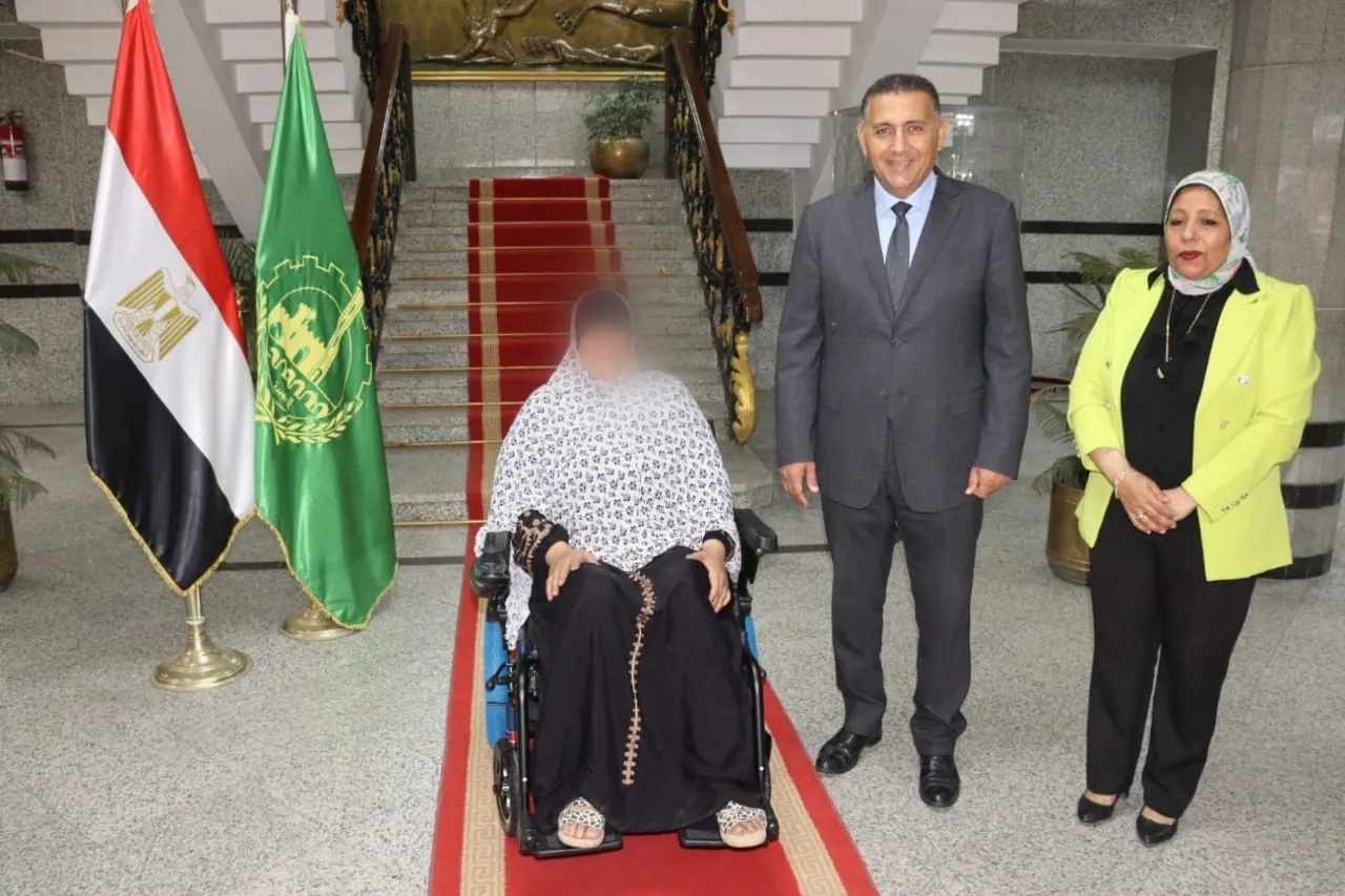 استجابة لطلباتهما.. محافظ القليوبية يسلّم كرسيين كهربائيين لاثنين من ذوي الهمم ويوفر فرصة عمل لإحداهما استجابة لطلباتهما.. محافظ القليوبية يسلّم كرسيين كهربائيين لاثنين من ذوي الهمم ويوفر فرصة عمل لإحداهما