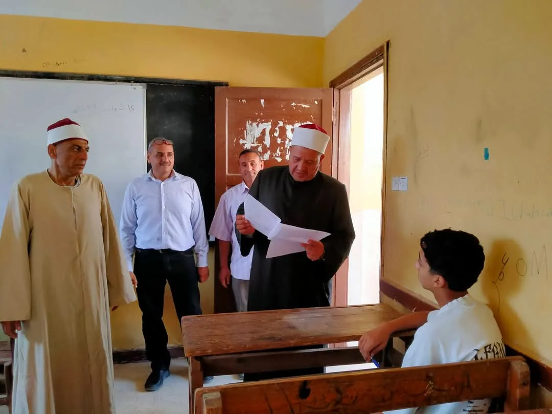 رئيس منطقة القليوبية الأزهرية يطمئن على انتظام امتحانات النقل بمعهدي كفر شكر