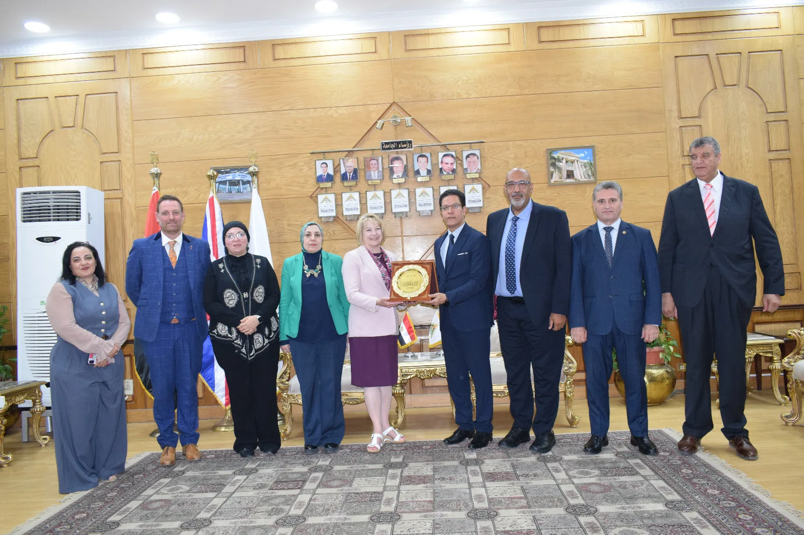 رئيس جامعة بنها ورئيسة جامعة كانتربيري يبحثان التعاون الأكاديمي ومنح شهادتين لخريجي 12 برنامجًا رئيس جامعة بنها ورئيسة جامعة كانتربيري يبحثان التعاون الأكاديمي ومنح شهادتين لخريجي 12 برنامجًا
