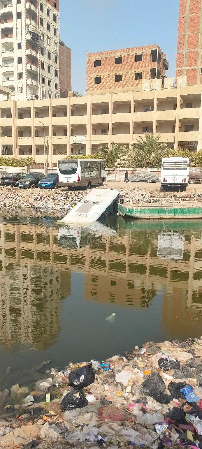 تحرك أثناء تشغيله.. سقوط أتوبيس أجرة داخل ترعة الشرقاوية بشبرا الخيمة دون إصابات تحرك أثناء تشغيله.. سقوط أتوبيس أجرة داخل ترعة الشرقاوية بشبرا الخيمة دون إصابات
