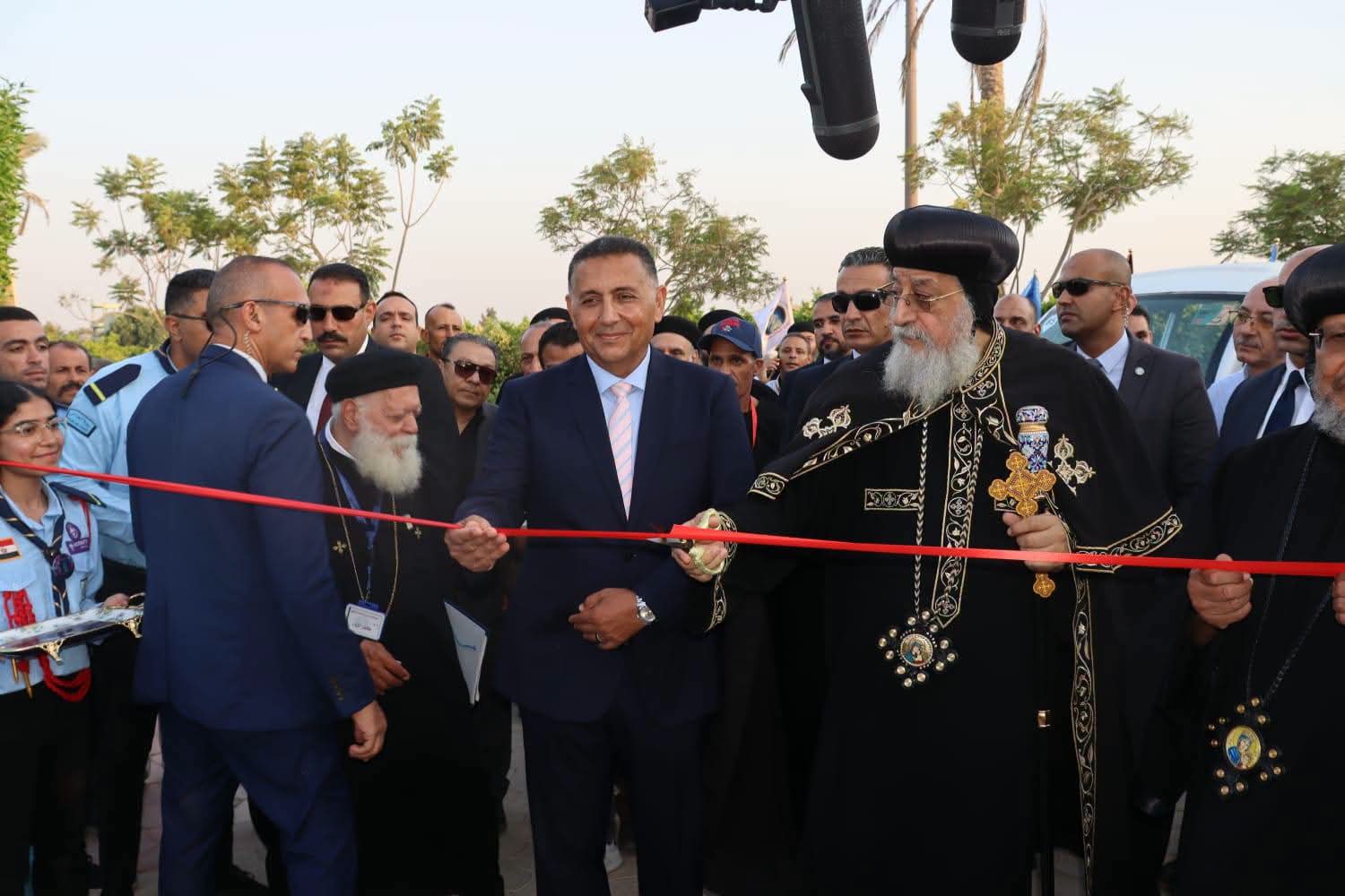البابا تواضروس الثاني يفتتح مجمع خدمات "أغصان الزيتون" بمدينة العبور بحضور محافظ القليوبية البابا تواضروس الثاني يفتتح مجمع خدمات "أغصان الزيتون" بمدينة العبور بحضور محافظ القليوبية