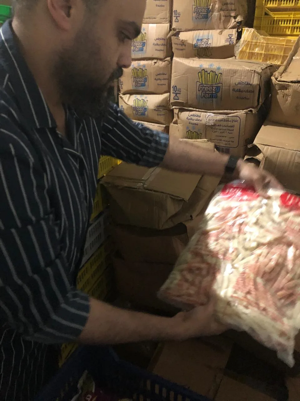 قبل وصولها للمواطنين.. إحباط تداول طن أغذية منتهية الصلاحية في بنها قبل وصولها للمواطنين.. إحباط تداول طن أغذية منتهية الصلاحية في بنها