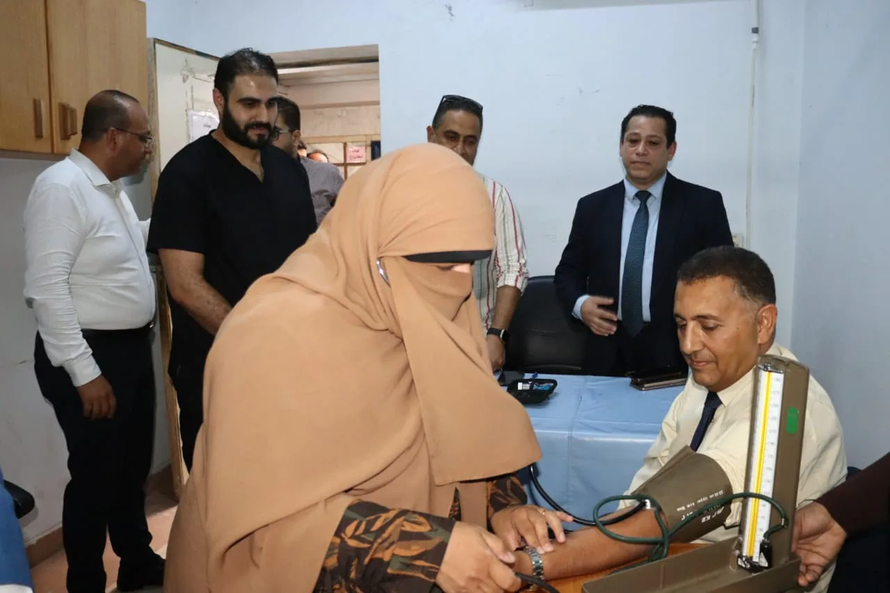 محافظ القليوبية يتابع أول أيام تشغيل العيادات الخارجية المسائية بمستشفى بنها التعليمي