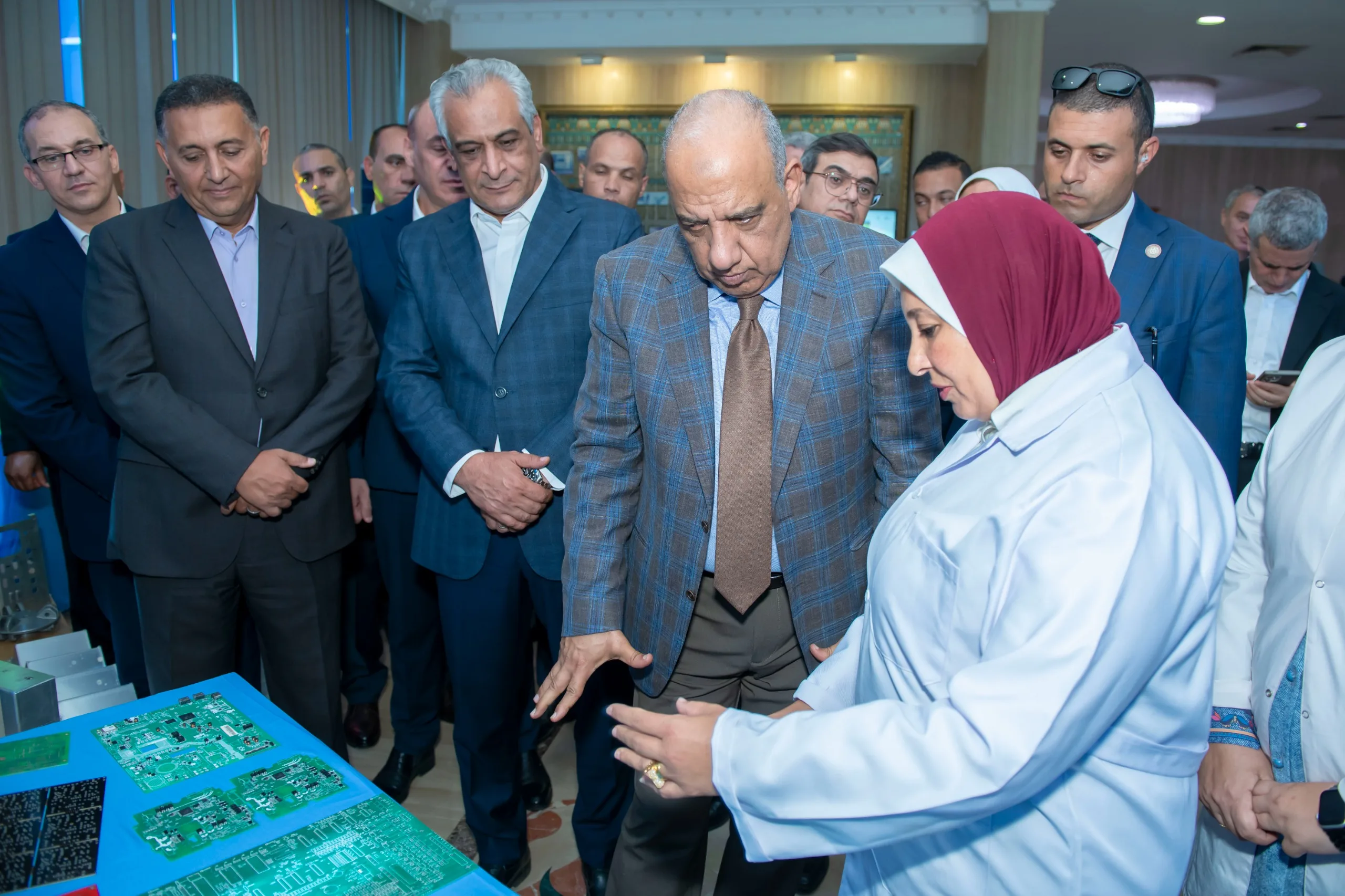 وزيرا الإنتاج الحربي والكهرباء ومحافظ القليوبية يتفقدون «بنها للصناعات الإلكترونية» لدعم التصنيع المحلي وزيرا الإنتاج الحربي والكهرباء ومحافظ القليوبية يتفقدون «بنها للصناعات الإلكترونية» لدعم التصنيع المحلي