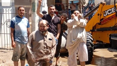 على طريقة حسام حسن . مواطن بقليوب يرفع يديه احتجاجًا على انقطاع المياة