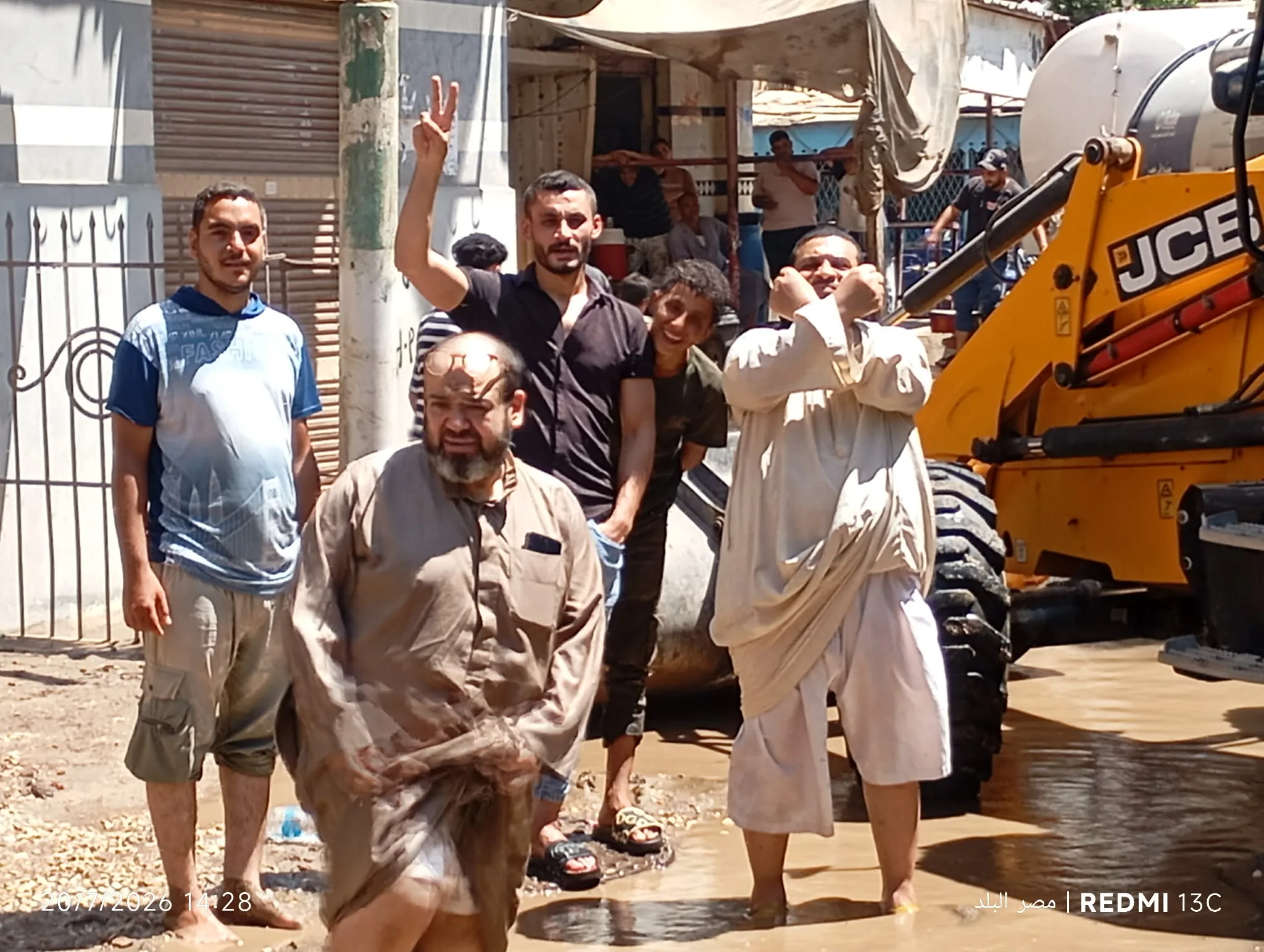 على طريقة حسام حسن . مواطن بقليوب يرفع يديه احتجاجًا على انقطاع المياة على طريقة حسام حسن . مواطن بقليوب يرفع يديه احتجاجًا على انقطاع المياة