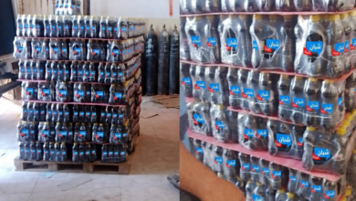 ضبط 6 آلاف عبوة مياه غازية ببيانات قابلة للمحو داخل مخزن غير مرخص ببنها