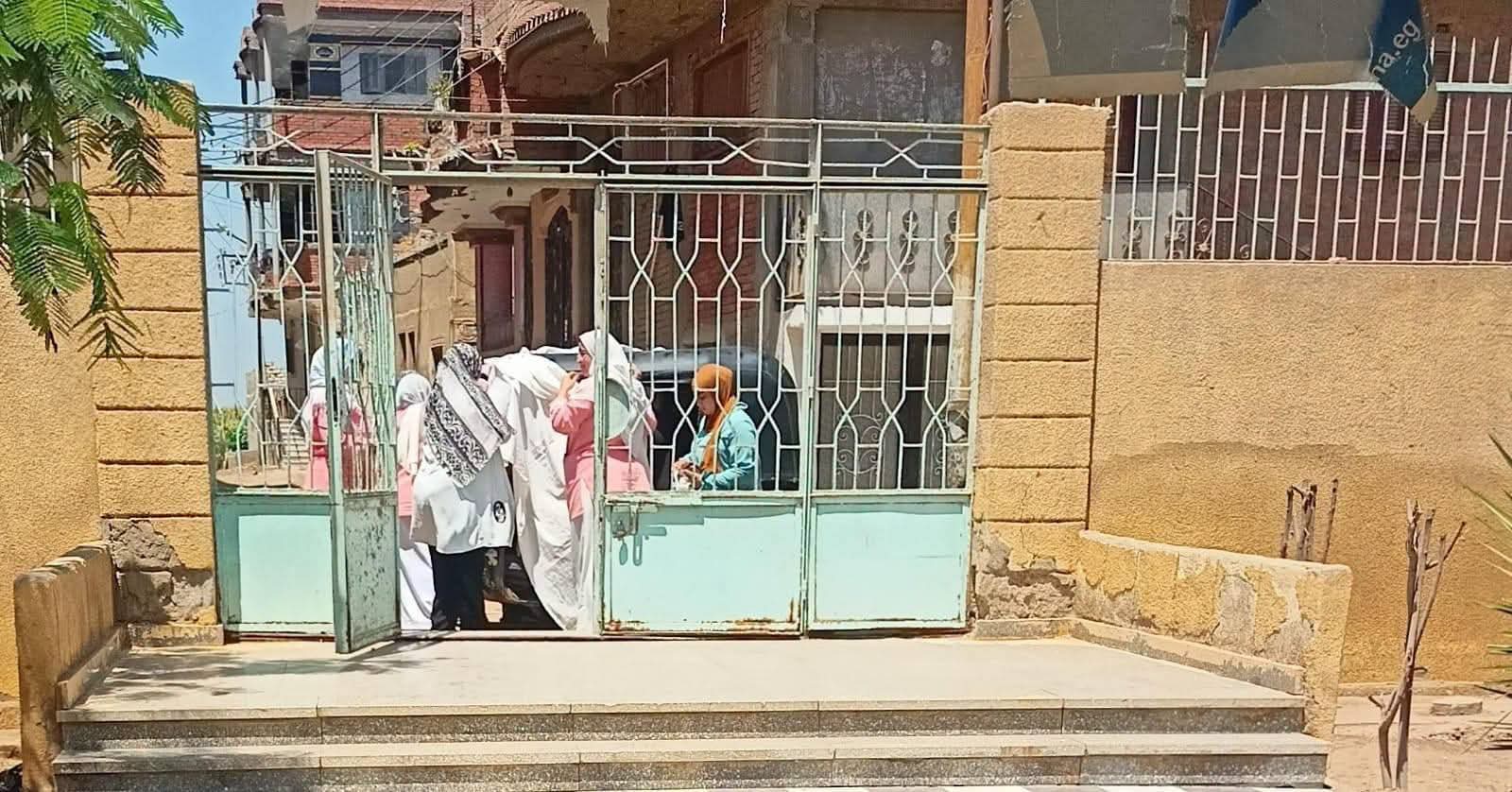 ولادة مفاجئة أمام وحدة صحية بكفر شكر.. فريق طبي ينقذ أمًا وطفلتها ولادة مفاجئة أمام وحدة صحية بكفر شكر.. فريق طبي ينقذ أمًا وطفلتها