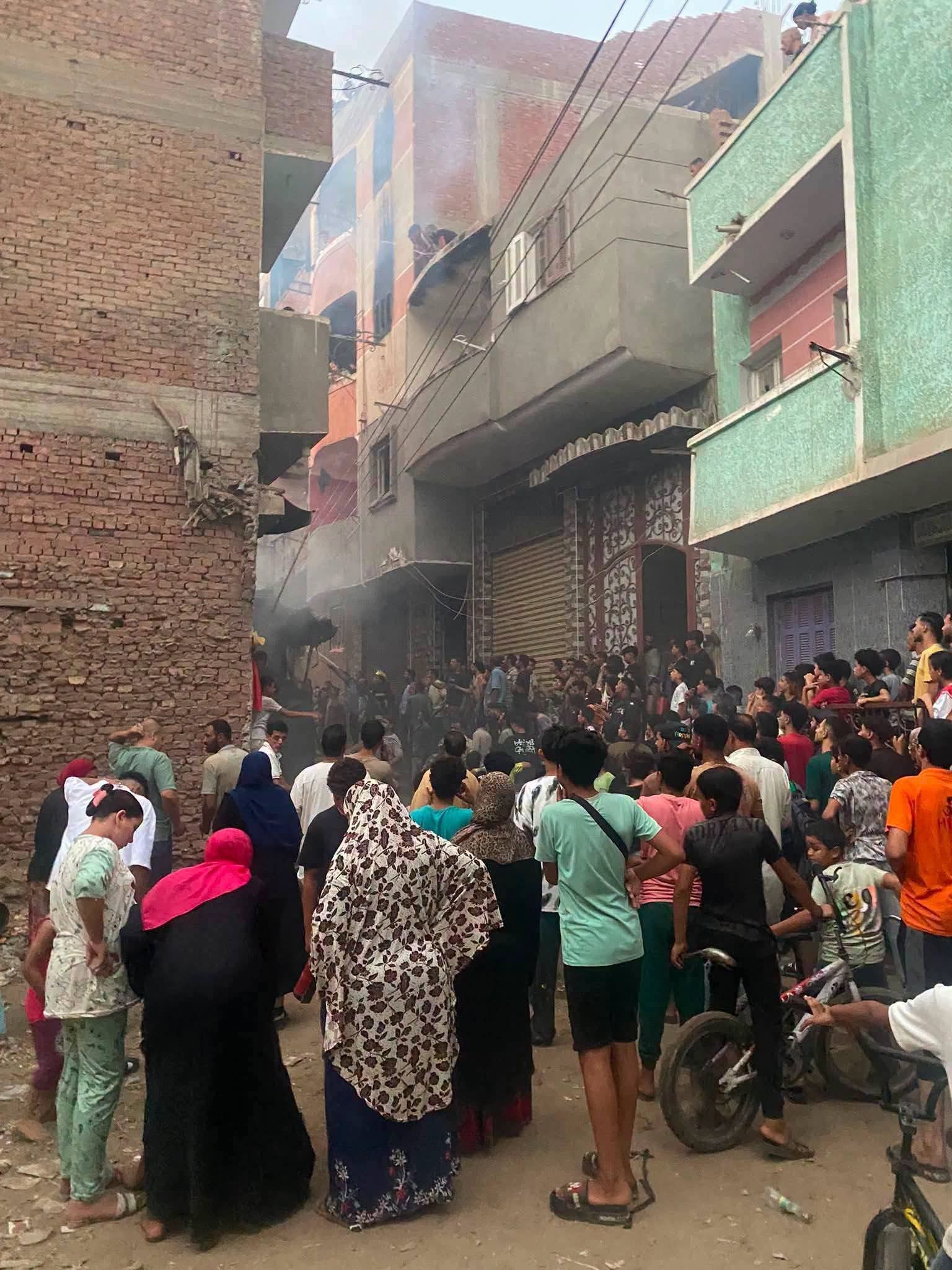 حريق داخل شقة سكنية بقليوب يصيب شخصًا بالاختناق.. والدفع بسيارات الإطفاء للسيطرة على النيران حريق داخل شقة سكنية بقليوب يصيب شخصًا بالاختناق.. والدفع بسيارات الإطفاء للسيطرة على النيران