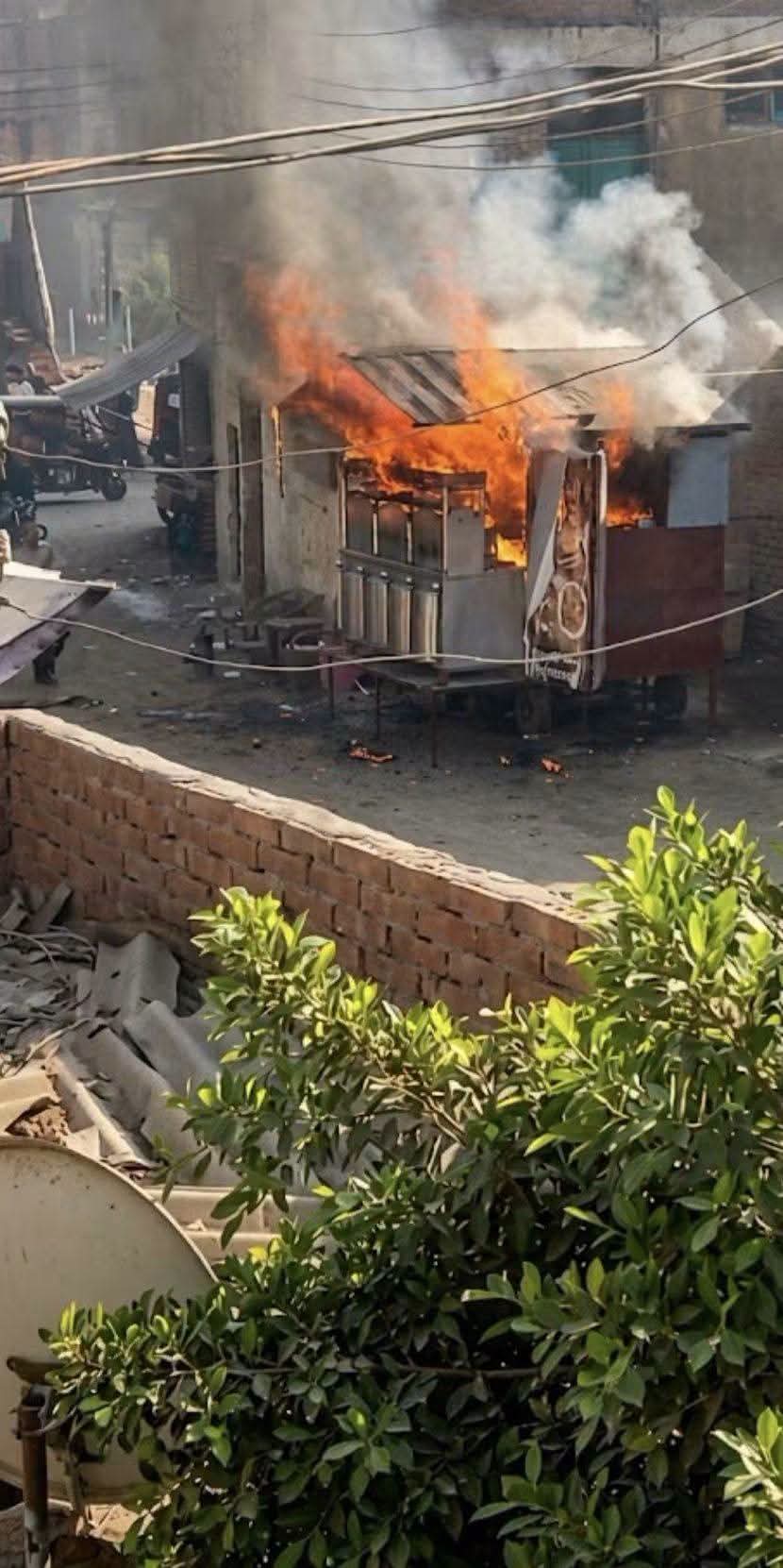 حريق مفاجئ في عربة كبدة أمام مجلس مدينة كفر شكر.. والحماية المدنية تسيطر على النيران حريق مفاجئ في عربة كبدة أمام مجلس مدينة كفر شكر.. والحماية المدنية تسيطر على النيران