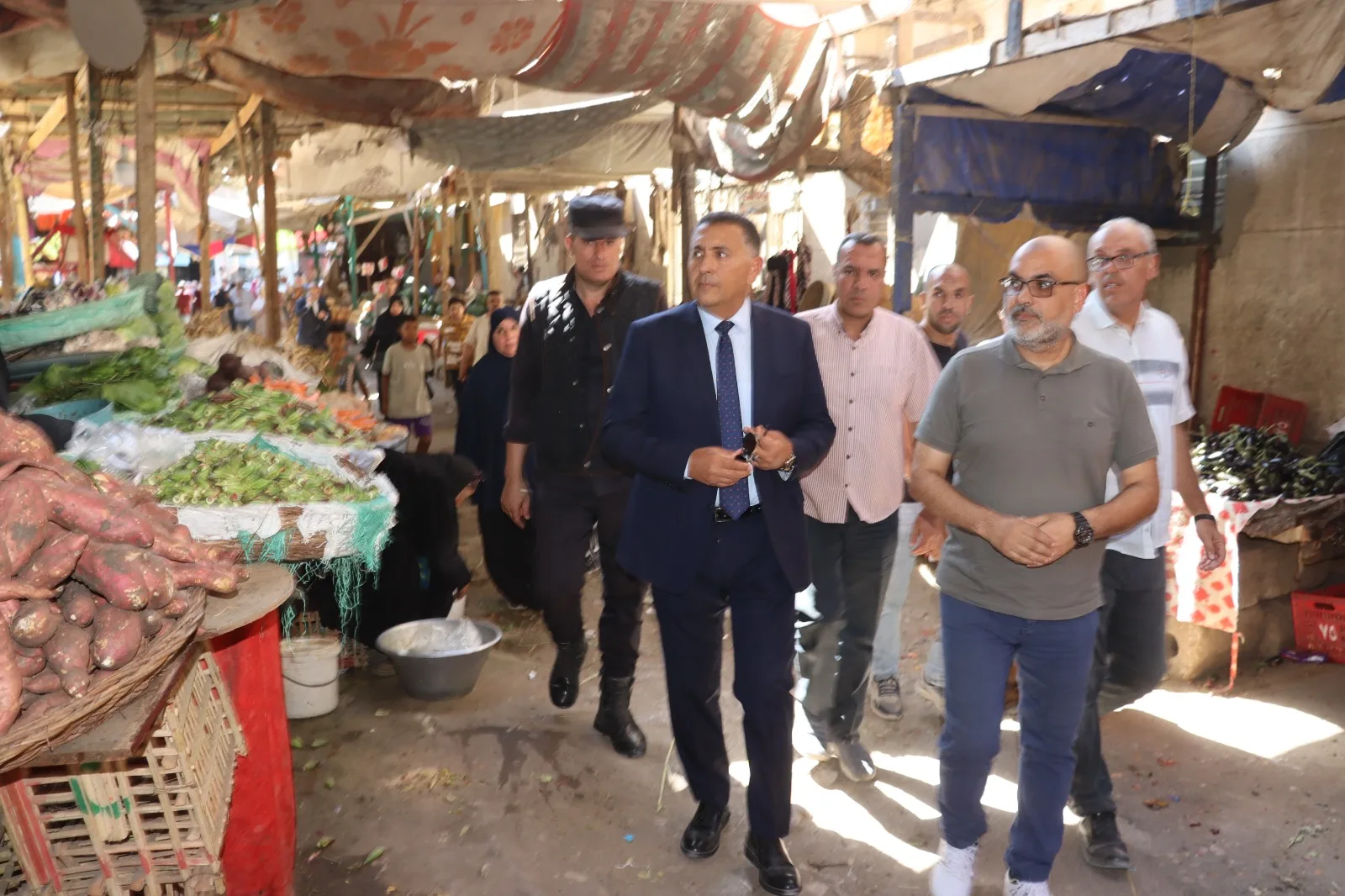 محافظ القليوبية يتفقد سوق الجسر الغربي بالخصوص ويدرس إنشاء سوق حضاري للباعة الجائلين محافظ القليوبية يتفقد سوق الجسر الغربي بالخصوص ويدرس إنشاء سوق حضاري للباعة الجائلين