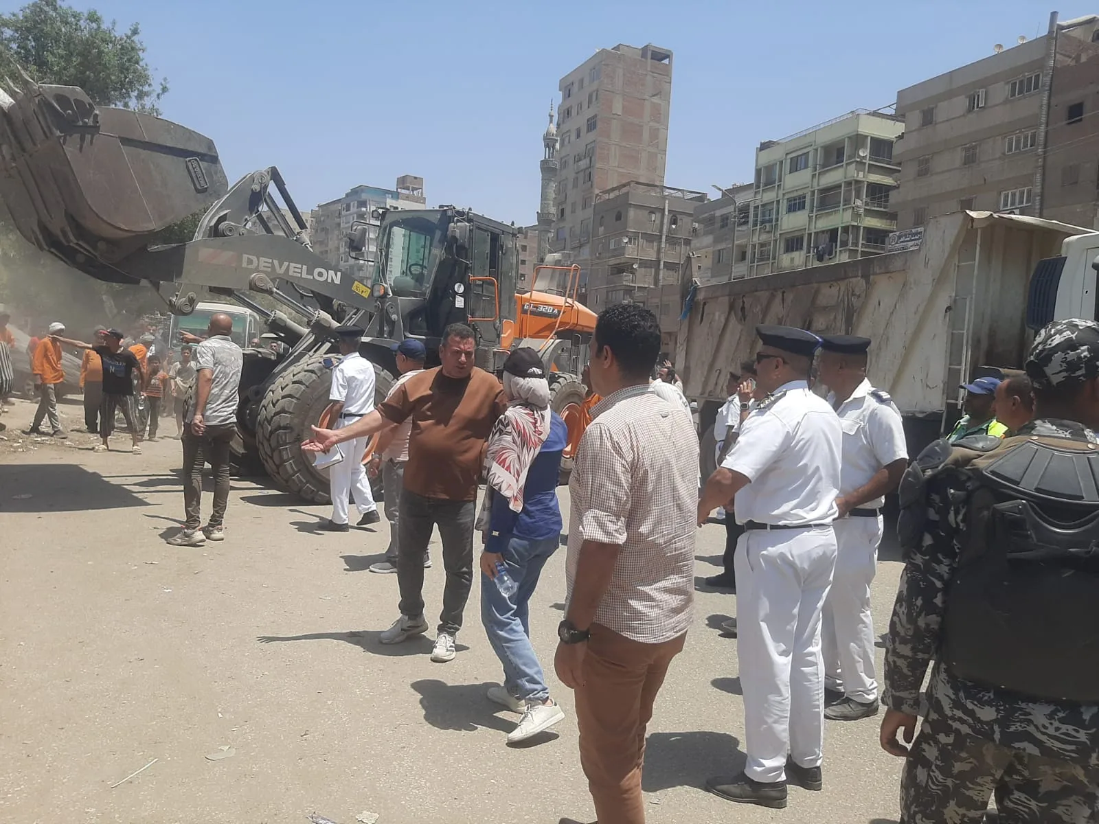 رفع إشغالات ومخلفات شارع 15 مايو بشبرا الخيمة في حملة موسعة لمحافظة القليوبية