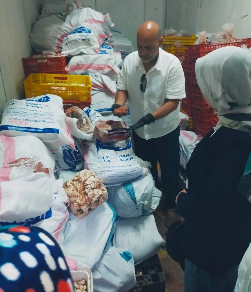 ضبط 3.5 طن سجق ولحوم فاسدة داخل مصنع غير مرخص بشبرا الخيمة ضبط 3.5 طن سجق ولحوم فاسدة داخل مصنع غير مرخص بشبرا الخيمة