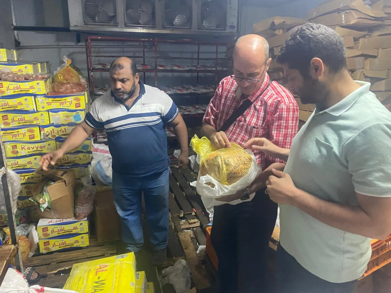 قبل وصولها للمواطنين.. ضبط ربع طن مصنعات لحوم مجهولة المصدر داخل مخزن بالخانكة